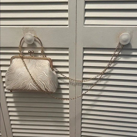 #1469**The Lux Bag: Vintage Elegant Cream and Gold Women's Handbag - Picture 4 of 17